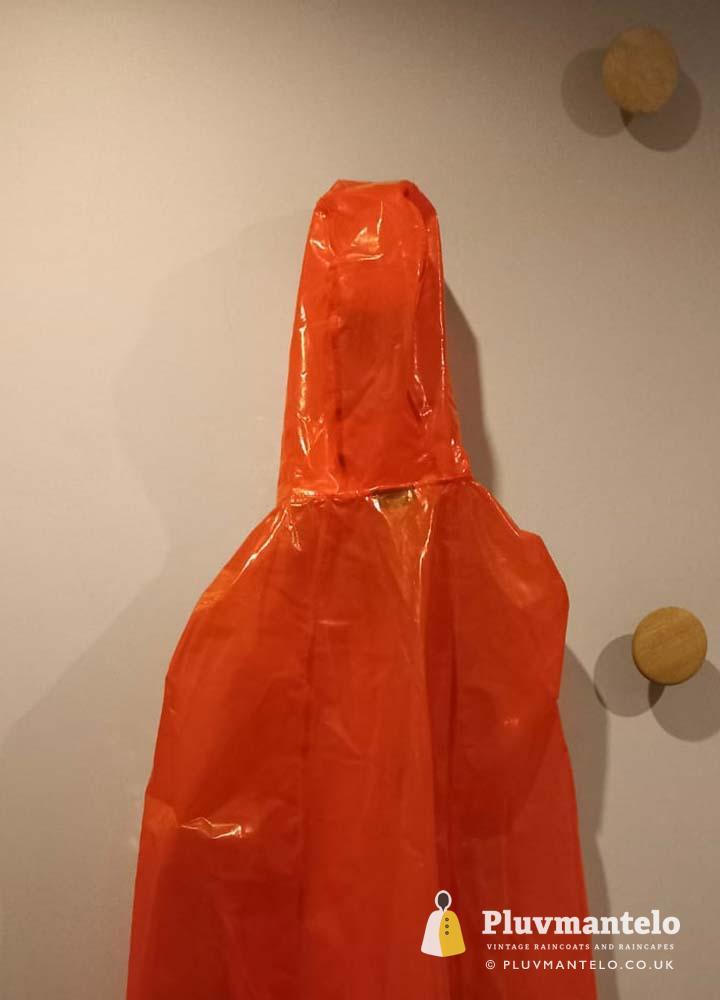 A Korean Kape feast Pluvmantelo vintage, classic and modern rain